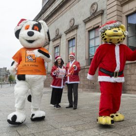 Image 1 Step into the Santa Run L R Charlie Dog Katie Bremner Santa Run Organiser Charlie House Lord Provost Dr David Cameron Spotless the Leopard 1