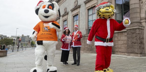 Image 1 Step into the Santa Run L R Charlie Dog Katie Bremner Santa Run Organiser Charlie House Lord Provost Dr David Cameron Spotless the Leopard 1