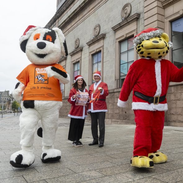 Image 1 Step into the Santa Run L R Charlie Dog Katie Bremner Santa Run Organiser Charlie House Lord Provost Dr David Cameron Spotless the Leopard 1