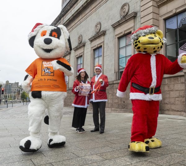 Image 1 Step into the Santa Run L R Charlie Dog Katie Bremner Santa Run Organiser Charlie House Lord Provost Dr David Cameron Spotless the Leopard 1